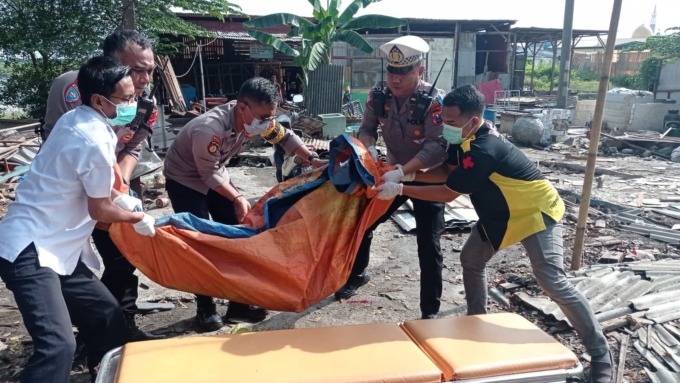 OLAH TKP : Anggota Unit Laka Satlantas Polres Gresik saat melakukan evakuasi korban dan oleh TKP kejadian laka di Jalan Raya Desa Manyarejo, Kecamatan Manyar. (Ist/Radar Gresik)