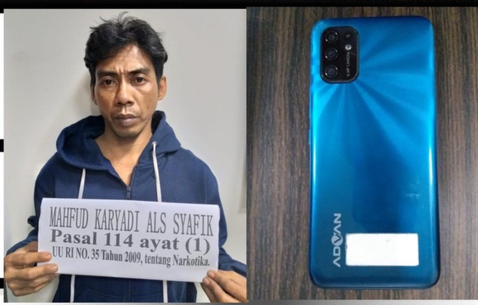 DIAMANKAN : Tersangka Mahfud Karyadi alias Syafik saat diamankan di Mapolres Gresik. (istimewa/radar gresik)