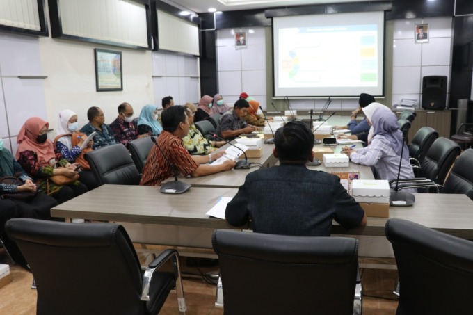 HEARING: Komisi I DPRD Gresik saat menggelar rapat dengar pendapat terkait penurunan indeks layanan publik. (Rofiq/Radar Gresik)