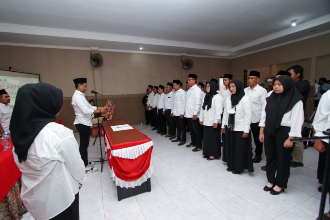 PELANTIKAN: Pawascam Kebomas saat melantik Penwas Kelurahan dan Desa. (Rofiq/Radar Gresik)