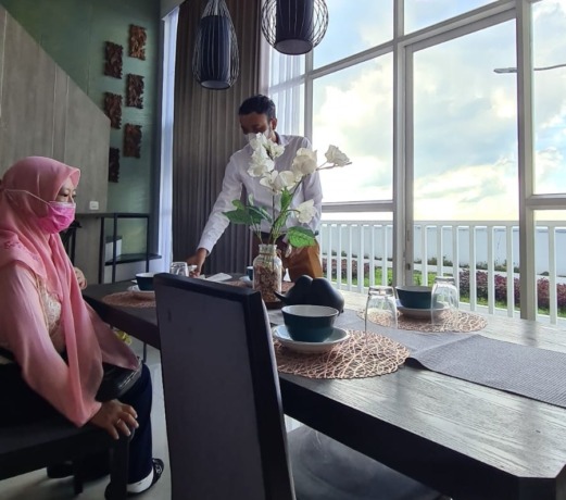 Investasi : Salah satu calon pembeli apartemen di Gresik tengah mendapatkan penjelasan produk dari staf developer. (Firmansyah/Radar Gresik)