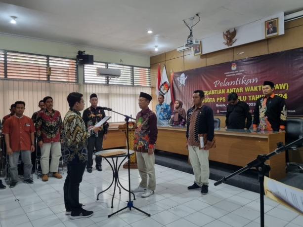 DILANTIK: Anggota PPS hasil PAW dilantik KPU Gresik. (Dok/Radar Gresik)