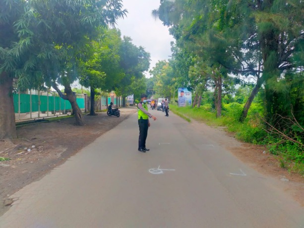 OLAH TKP: Anggota Unit Lakalantas melakukan olah TKP di Jalan Raya Sumengko Desa Sumengko, Kecamatan Duduksampeyan. (Ist/Radar Gresik)