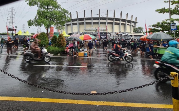 SALING MENGUNTUNGKAN: para pelaku usaha berharap tidak ada penutupan awal jika ada pertandingan sepak bola sehingga ada keuntungan bersama. (Firmansyah/Radar Gresik)