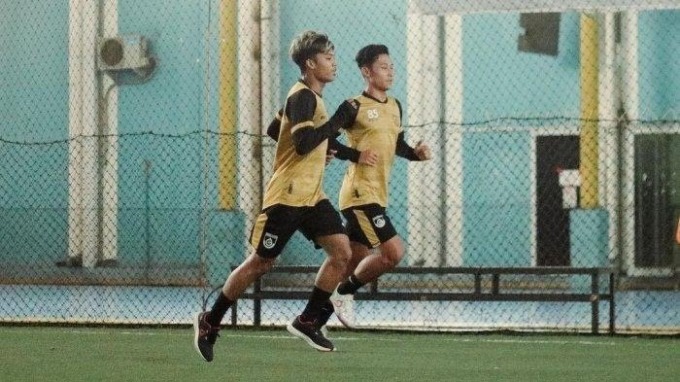 ATIHAN: Para pemain GU menjalani latihan usai pulang dari Malaysia.  (YUDHI/RADAR GRESIK)