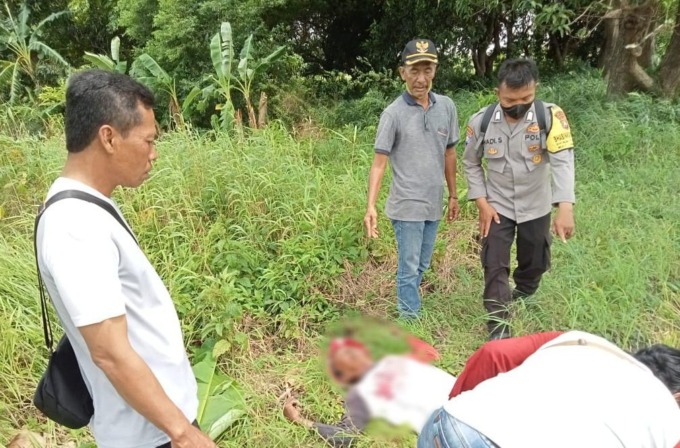 OLAH TKP: Anggota Polsek Manyar melakukan olah TKP dan mengevakuasi korban untuk dibawa ke kamar Jenazah RSUD Ibnu Sina Gresik, Rabu (22/2). (istimewa/radar gresik)