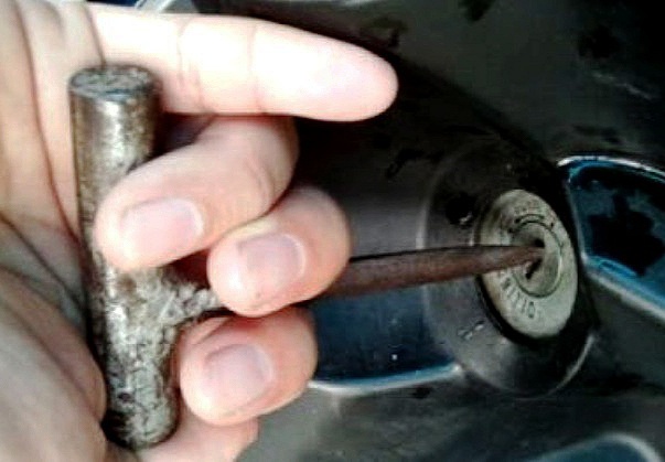 Kunci T yang digunakan mencuri sepeda motor. (Ilustrasi/Radar Gresik )