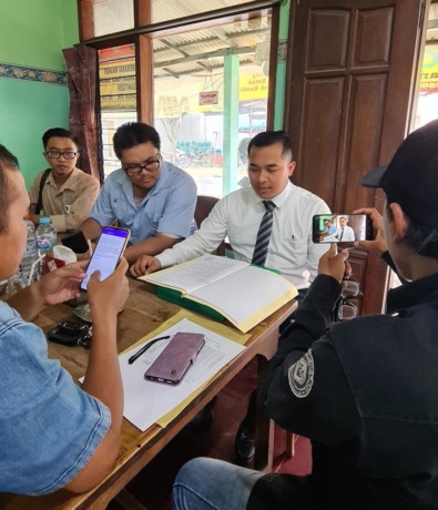 Lapor Polisi : Kuasa hukum korban perumahan Ahsana Baitul Ummah, Aditio Darmasi saat memberikan penjelasan kepada media. (istimewa/radar gresik)