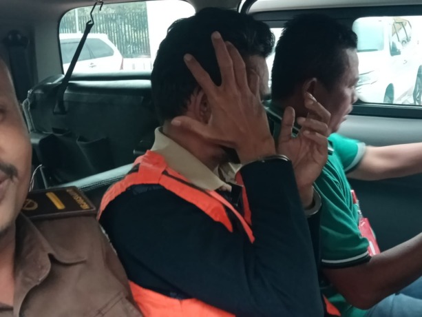 DITAHAN: Tersangka SMR saat dibawa menggunakan mobil tahanan Kejari Gresik untuk dikirim ke Rutan Kelas IIB Gresik. (Yudhi/Radar Gresik)