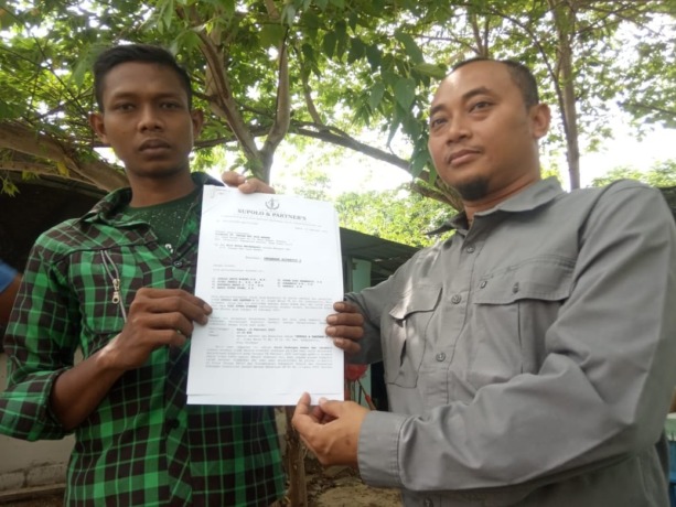 PENGADUAN: Yogi Putra Siregar dan kuasa hukumnya Supolo Setyo Wibowo saat menunjukan surat bukti pengaduannya ke Mapolres Gresik.  (yudhi/radar gresik)