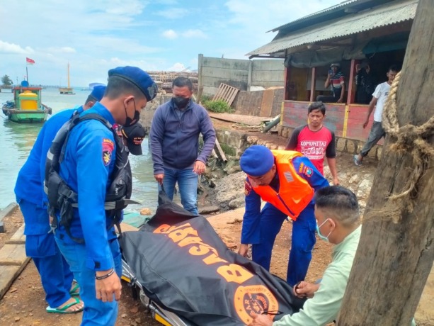 EVAKUASI: Anggota Satpolairud, Basarnas dan Ditpolairud Polda Jatim mengevakuasi mayat tanpa identitas (Mr X) yang ditemukan mengambang di pesisir Karang Jamuang Gresik. (Ist/Radar Gresik)