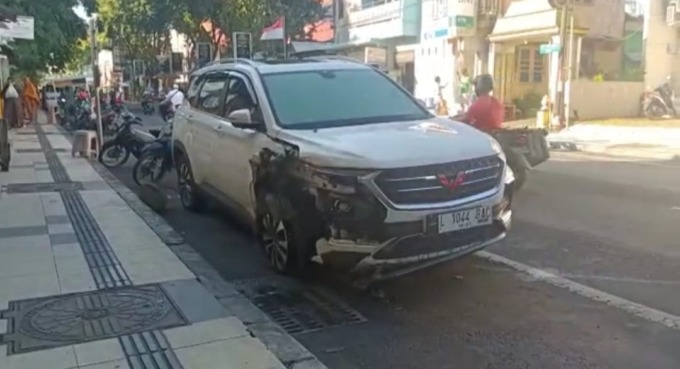 RINGSEK: Kondisi mobil Wuling nopol L 1044 BAC ringsek parah di bagian depannya usai menabrak tiga mobil yang diparkir di bahu Jalan Pahlawan, Kecamatan Gresik.   (yudhi/radar gresik)