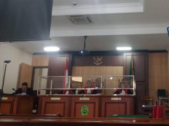 DITUNDA : Ketua Majelis Hakim Mochammad Fatkhur Rohman saat memimpin sidang kasus pernikahan manusia dengan kambing dengan salah satu terdakwa Nur Hudi anggota DPRD Fraksi Nasdem di PN Gresik. (Ist/Radar Gresik)