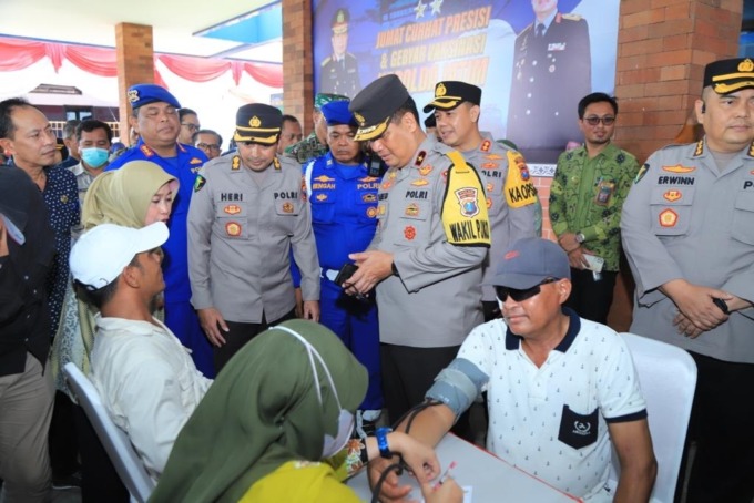 PENGOBATAN GRATIS: Wakapolda Jatim, Brigjen Pol Slamet Hadi Supraptoyo bersama jajaran pejabat utama (PJU) Polda Jatim, Kapolres Gresik AKBP Adhitya Panji Anom dan jajaran Forkopimda Gresik saat meninjau pengobatan gratis dan vaksin di Pelabuhan Gresik.