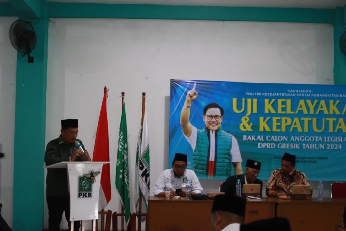 SAMBUTAN: Ketua DPC PKB Gresik Abdul Qodir saat menyampaikan sambutan pembukaan Uji Kelayakan dan Kepatutan Bacaleg. (Dok/Radar Gresik)