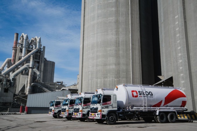 TRANSPORTASI : SIG mengelola lebih dari 1.200 jalur transportasi darat dan lebih dari 100 jalur transportasi laut untuk mendukung kelancaran pasokan bahan bangunan ke berbagai wilayah di Indonesia. (Foto : Istimewa/Radar Gresik