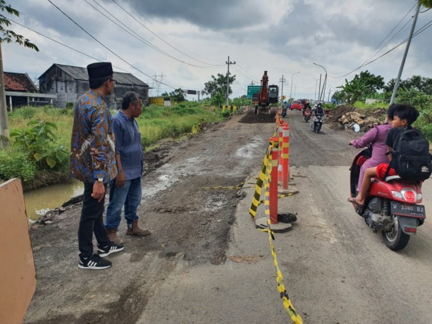 SIDAK: Anggota Komisi III DPRD Gresik Abdullah Hamdi saat memantau proses perbaikan Jalan Belahanrejo.(Dok/Radar Gresik)