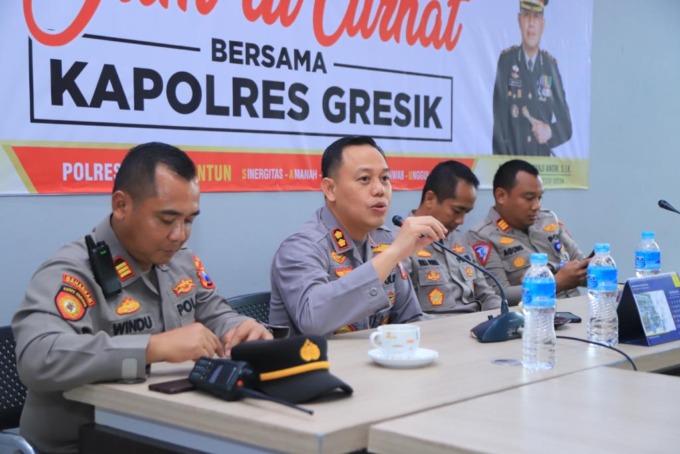TERIMA CURHATAN : Kapolres Akbp Adhitya Panji Anom dan jajarannya saat menyerap aspirasi dari masyarakat Gresik dalam Jumat Curhat. (istimewa/radar gresik)