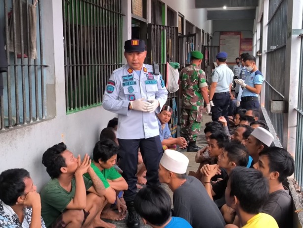 PENGGLEDAHAN: Anggota gabungan TNI, Polisi dan Rutan kelas IIB Gresik melakukan penggeledahan di ruang sel tahanan, Senin (27/2). (Yudhi/Radar Gresik)