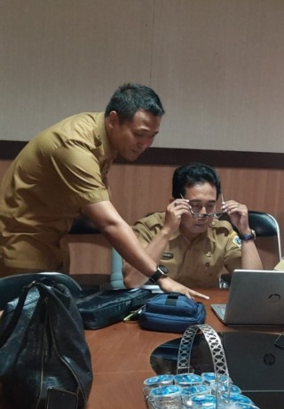 SUSUN PERENCANAAN: Kepala BLPBJ Pemkab Gresik Tri Joko Effendi terus berusaha mempercepat pelaksanaan lelanh proyek. (ROFIK/RADAR GRESIK)