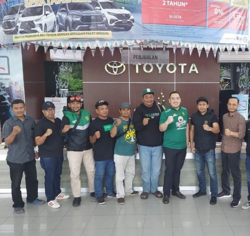 JALIN SINERGITAS : Branch Manager Arina Toyota Gresik Steven Prawira Gunarto (tiga dari kanan) berfoto bersama perwakilan suporter bola yang bersilaturahmi ke Arina Toyota Gresik. (istimewa/radar gresik)