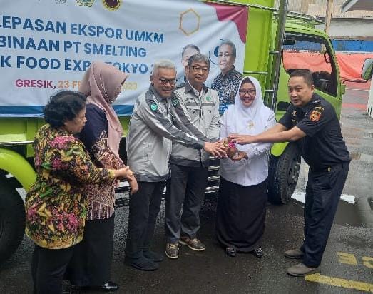 TEMBUS INTERNASONAL : Wakil Bupati Gresik, Aminatun Habibah melepas ekspor UMKM binaan PT Smelting untuk mengikuti Pameran Food Expo 2023 di Jepang. 9ISTIMEWA/RADAR GRESIK)