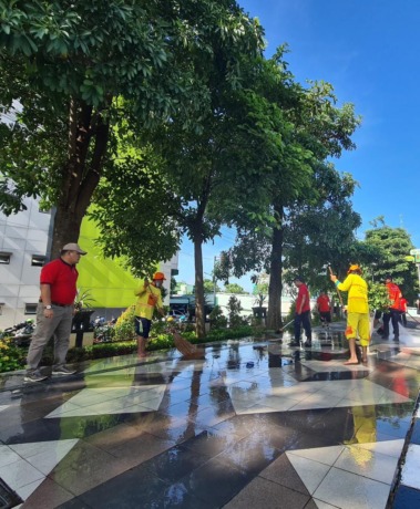 Inovatif : Kepala Dinas Damkarla Gresik, Agustin Halomoan Sinaga (kiri) turun kelapangan untuk turut membantu kegiatan bersih-bersih trotoar. (Firmansyah/Radar Gresik)