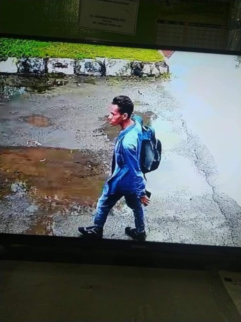 TEREKAM CCTV: Pelaku pencurian motor terekam CCTV saat beraksi di area kantor Workshop DLH Gresik di Jl. Dr. Wahidin Sudirohusodo No. 102B, Kecamatan Kebomas. (Ist/Radar Gresik)