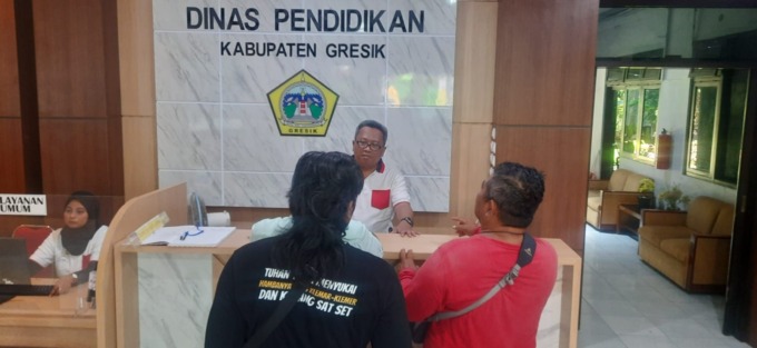 LAPOR: Wali Murid SDN 21 saat melaporkan adanya tarikan ke Dinas Pendidikan, kemarin. (Rofiq/Radar Gresik)