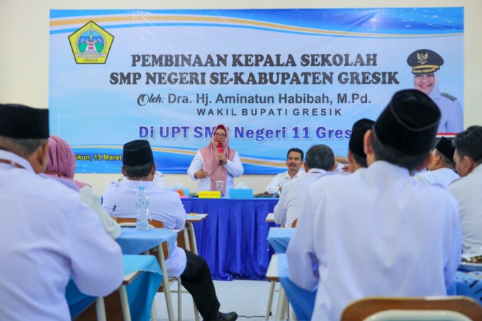 Bu Min Bersama Kadispendik Berikan Pembinaan Pada Kepala Sekolah SMPN (Ist/Radar Gresik)