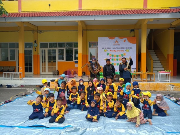Siswa- siswi KBTKIT Al Ummah merayakan tema binatang dengan menghadirkan berbagai binatang. (Riri/Radar Gresik)
