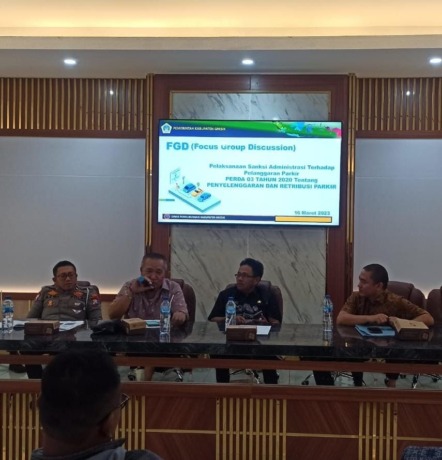TEGAS: Dinas Perhubungan Gresik mulai melakukan sosialisasi penerapan sanksi administrasi pelanggaran parkir di Gresik. (Ist/Radar Gresik)