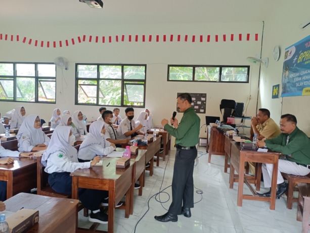 Direktur YLBH Fajar Trilaksana, Fajar Yulianto memberikan penyuluhan hokum kepada siswa SMPN 22 Gresik. (Riri/Radar Gresik)
