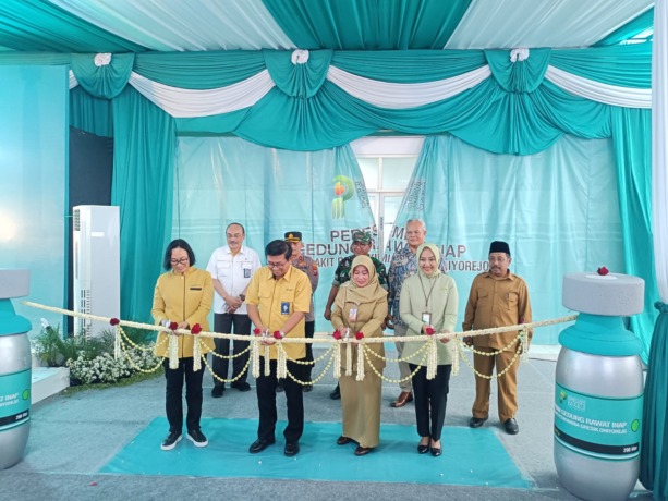 PERESMIAN:  Dirut PT Petrokimia Gresik Dwi Satriyo Annurogo (dua dari kiri), Dirut PT Petro Graha Medika dr.Retno Hartini (dua dari kanan), Kadinkes dr.Mukhibatul Khusnah (tiga dari kiri) secara simbolis memotong pita peresmian gedung rawat inap RSPG Driy