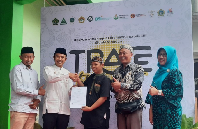 Kelurahan terate diresmikan menjadi kampung halal saat pembukaan Trate Takjil Market. (Riri/Radar Gresik)