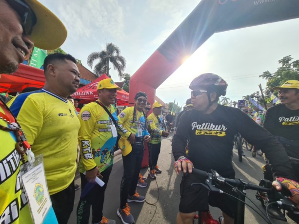 FUN BIKE: Bupati Fandi Akhmad Yani didampingi Ketua Komunitas TB Achmad Taufik menyapa salah satu bikers saat akan mengikut Fun Bike di Bandar Grissee, Minggu (5/3). (Riri/Radar Gresik)