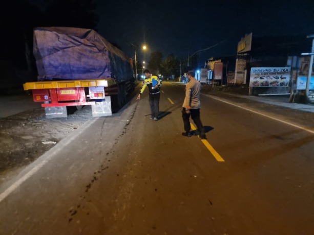OLAH TKP: Anggota unit Satlantas Polres Gresik melakukan olah TKP kecelakaan di Jalan Raya Desa Boboh, Kecamatan Menganti, Sabtu (4/3). (ist/Radar Gresik)
