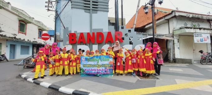 GRESIK KOTAKU: Para siswa TK Muslimat NU 254 Nurish memperingati HUT Kota Gresik ke-356 dengan ziarah dan perkenalkan Bandar Grissee. (Dok/Radar Gresik)