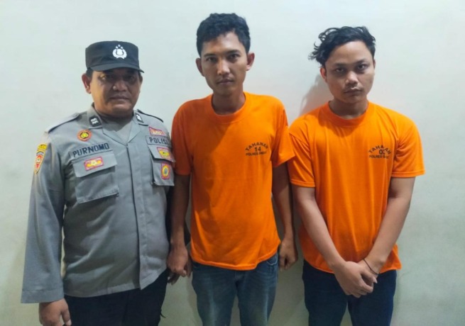 DIMANKAN : Kedua tersangka Alif Satrianata dan Muhammad Wahyudin saat diamanakan di Mapolres Gresik. (Ist/Radar Gresik)