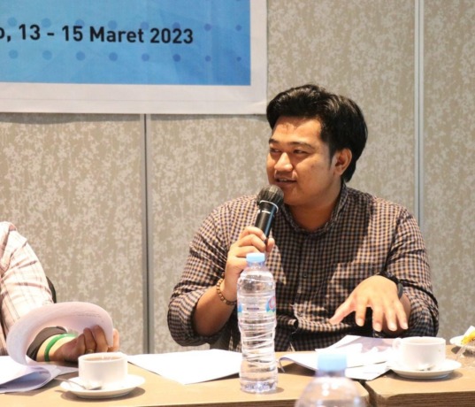 PENYUSUNAN: Anggota Komisi II DPRD Gresik Syahrul Munir saat melakukan rapat penyusunan Ranperda Pemberdayaan Masyarakat Kelurahan. (DOk/Radar Gresik)