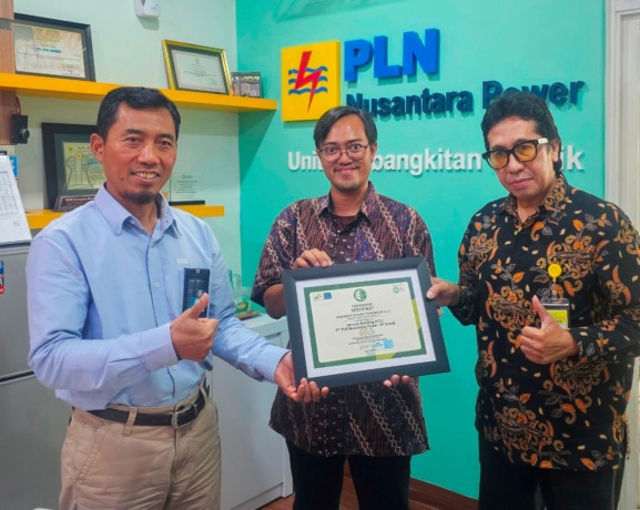 BANGGA: Senior Manager UP Gresik Sidik Wiyono (kiri) saat menerima Sertifikat Greenship Existing Building V.1.1 Level Gold dari perwakilan Green Building Council Indonesia (GBCI) (istimewa/radar gresik)