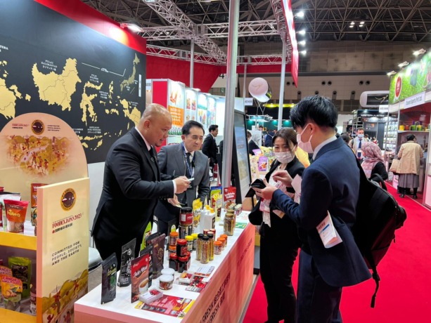 Bangga : Produk UMKM asal Gresik dipamerkan dalam ajang Food Expo Japan 2023 di Tokyo. (Dok/Radar Gresik)