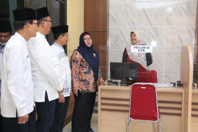 SIDAK: Wabup Gresik Aminatun Habibah didampingi Kadispendik S. Hariyanto dan Sekretaris Dispendik Herawan Eka Kusuma meninjau loket pelayanan. (Rofiq/Radar Gresik)