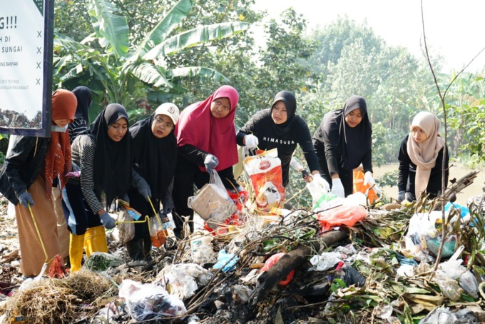Ratusan warga yang terdiri pelajar, pegiat lingkungan, dan dari organisasi perangkat daerah (OPD) Pemkab Gresik melakukan aksi bersih-bersih di Daerah Aliran Sungai (DAS) Brantas. (Ist/Radar Gresik)
