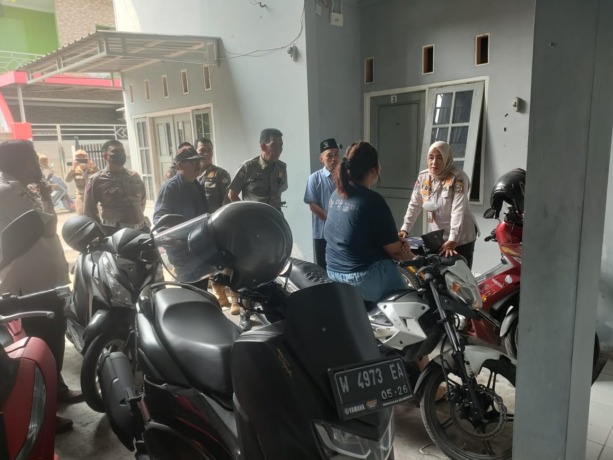 DITUTUP: Anggota gabungan Forkopimcam Polsek, Danramil, Kecamatan, dan Satpol PP dan warga setempat melakukan penyegelan rumah kos yang diduga menyediakan tempat mesum dan prostitusi terselubung di Jalan Perintis Taman 4 No 45, Desa Randuagung, Kecamatan
