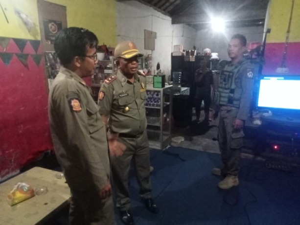 RAZIA: Satpol PP saat melalukan razia prostitusi disejumlah warkop wilayah Cerme beberapa waktu lalu. (dok/radar gresik)