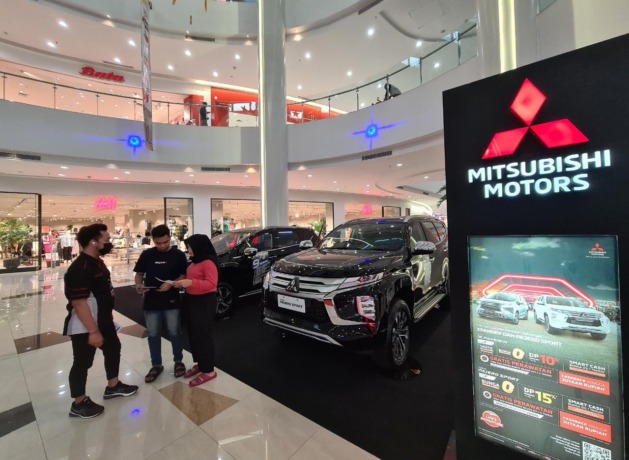 DISERBU PEMBELI: -Memasuki bulan Ramadan PT Mitsubishi Motors Krama Yudha Sales Indonesia (MMKSI) menggelar pameran otomotif di Icon Mall Gresik. Kegiatan yang diberinama Mitsubishi Mall To Mall itu berlangsung sejak Senin (20/03) hingga Minggu (26/03) me