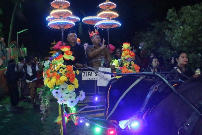 Setelah tiga tahun terhenti, umat hindu di Desa Laban bersuka ria menggelar pawai ogoh-ogoh. Pawai digelar Selasa (21/03) dalam rangka menyambut Hari Raya Nyepi Tahun Baru Saka 1945. Tak ayal, masyarakat umum menyambut jalannya pawai dengan sangat meriah.