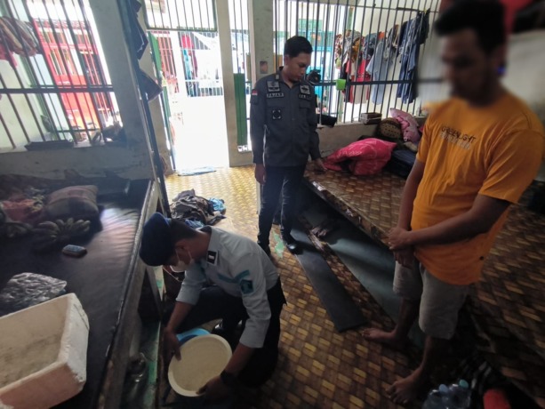 RAZIA: Kepala Kesatuan Pengamanan Rutan (KPR), Fajarisman beserta petugas Rutan Gresik melakukan razia di blok sel hunian WBP agar tidak menyimpan benda - benda yang dilarang seperti sajam, HP dan narkoba. (Ist/Radar Gresik)