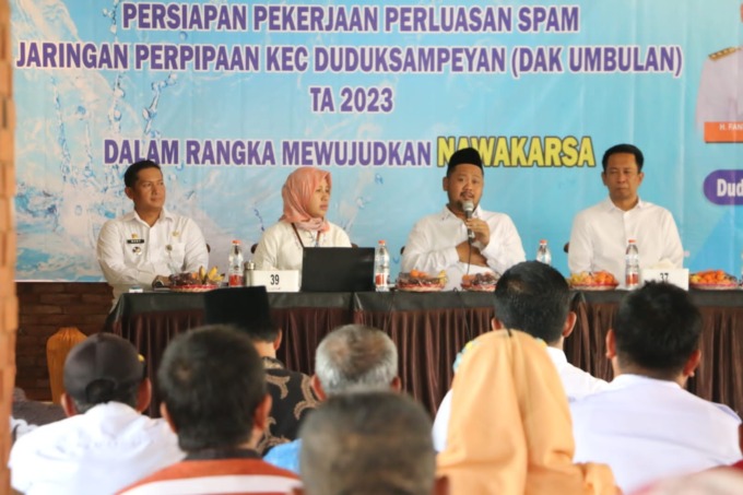 SAMBUTAN: Bupati Gresik Fandi Akhmad Yani menyampaikan jika program layanan distribusi air bersih di Duduksampeyan, kemarin. (Ist/Radar Gresik)